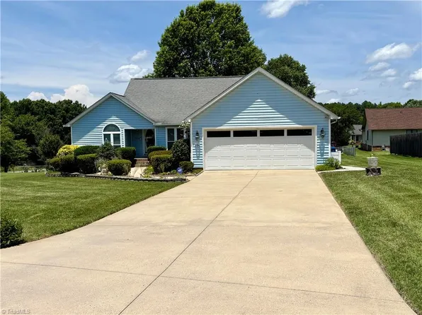 204 Maplewood Ct, Trinity, NC 27370