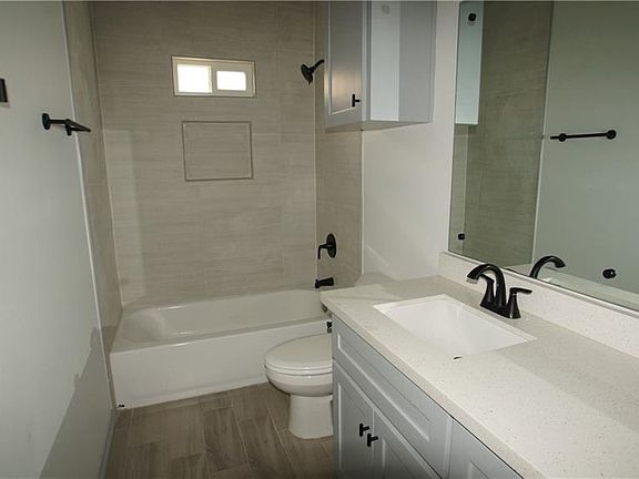4th image of 5609 Ozark Ave #1