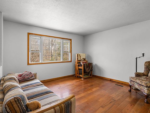 4th image of 30 Hillside Dr