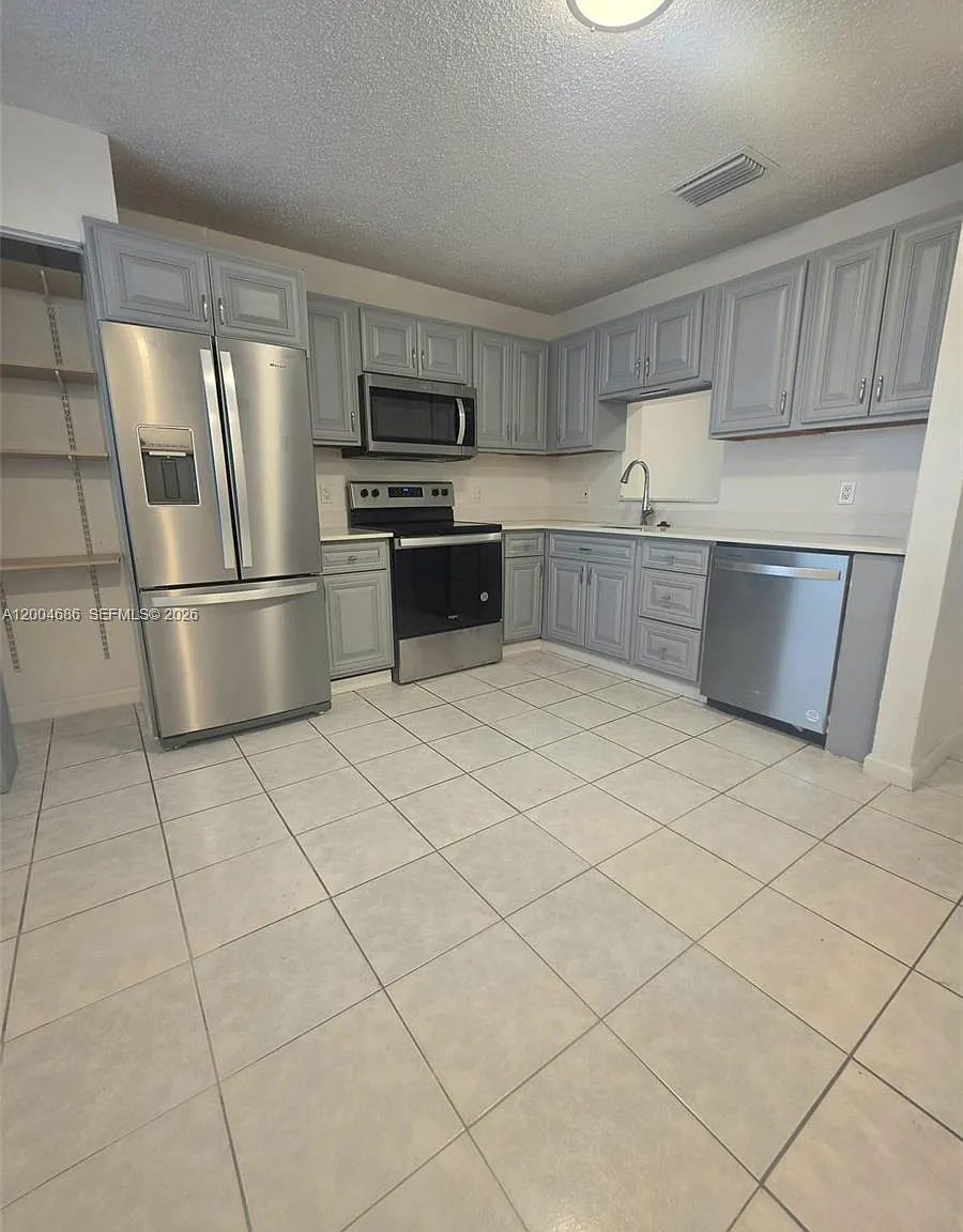 Eagle Village Of Coral Sp — Photo 2