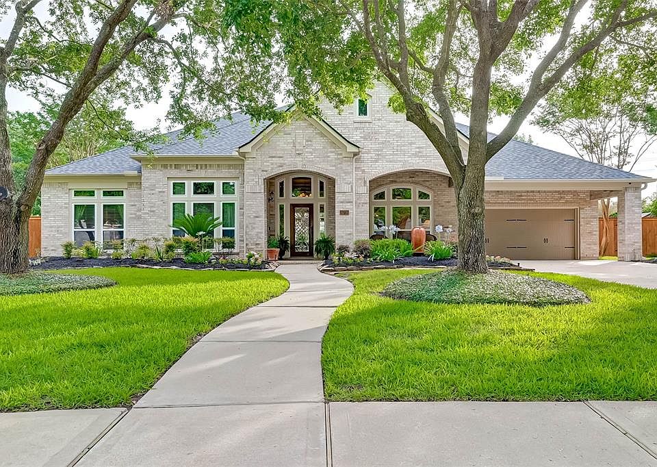 Welcome to the breathtaking home with tons of upgrades.