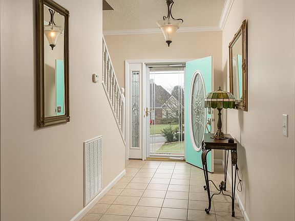 5th image of 221 Flagstone Dr NE