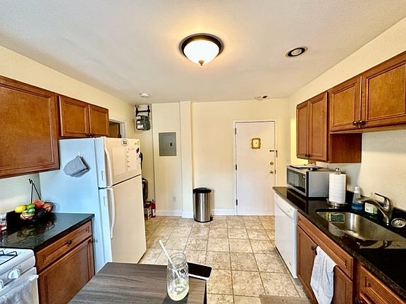 5th image of 214 Hanover St #1