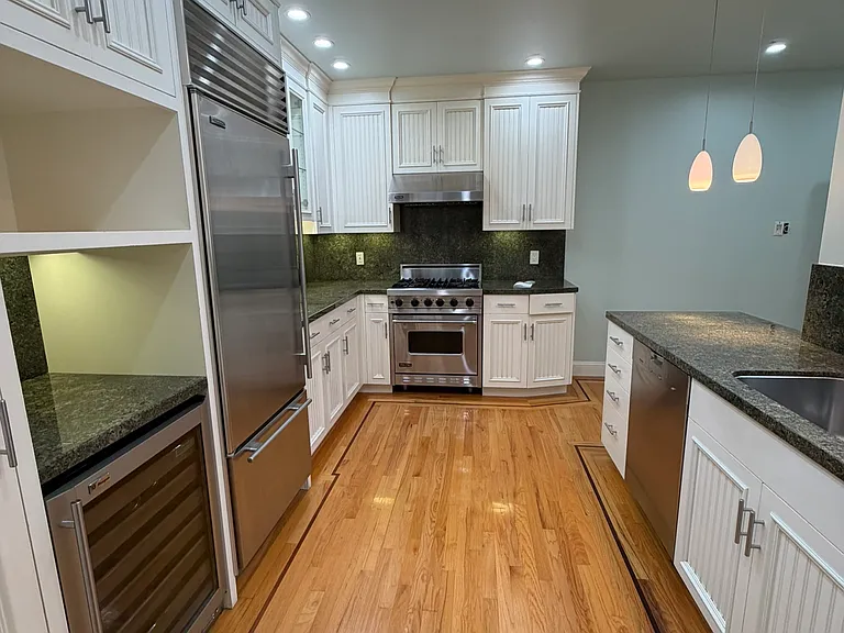 610 Prague St — Photo 8