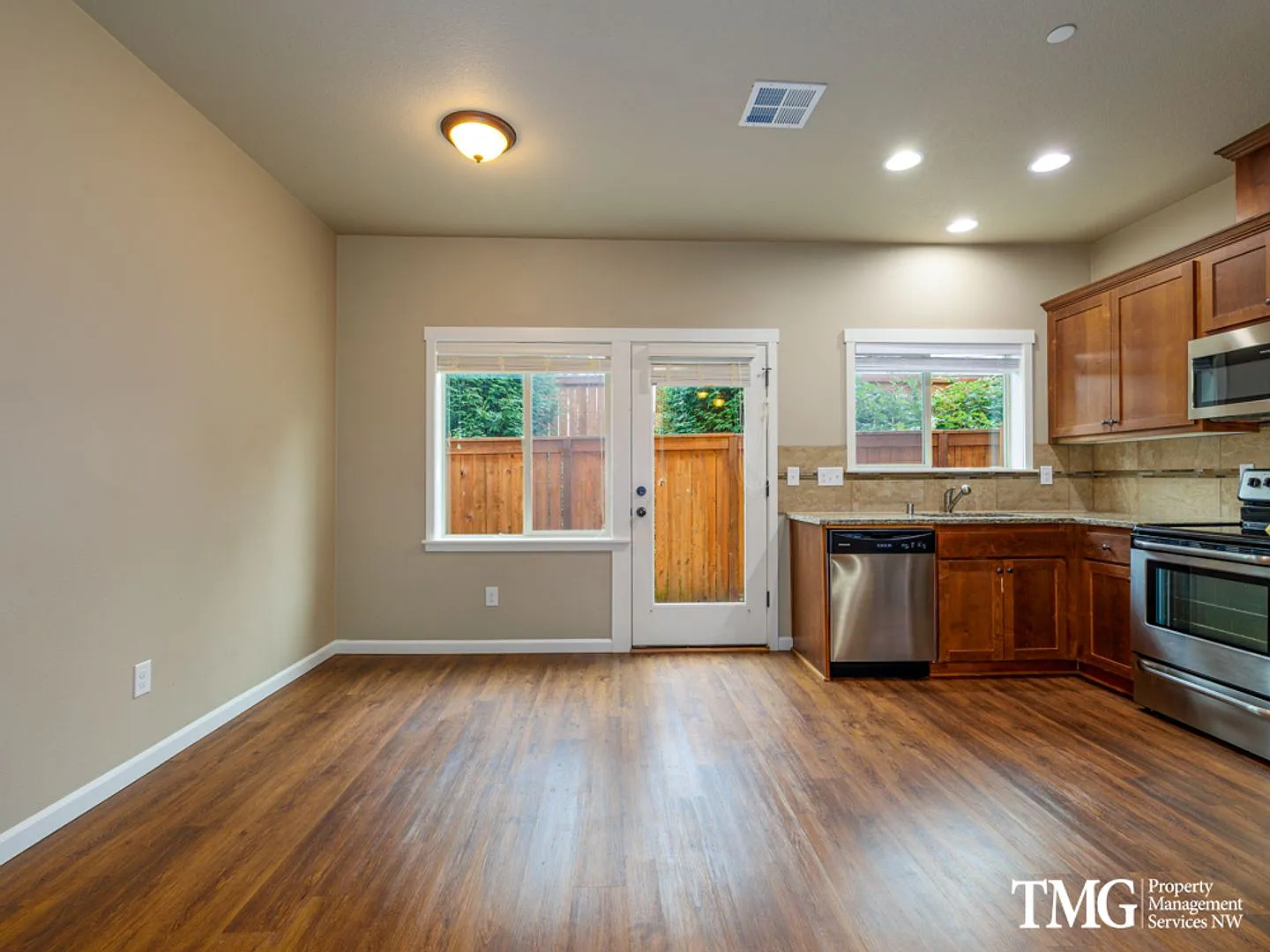 Garage, Backyard, 3 Bedroom - Now Leasing — Photo 3