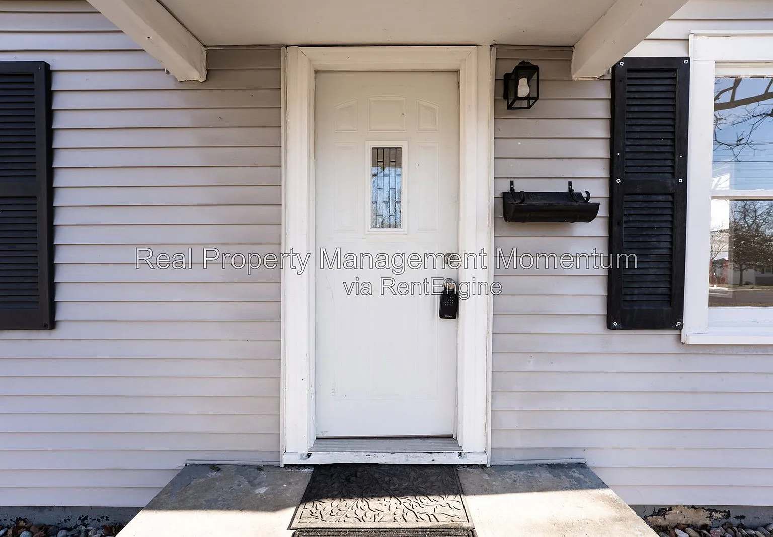 3 bed, 1.0 bath, 904 sqft, $1,095 — Photo 3