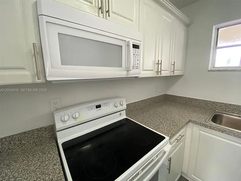 2460 Taylor St #1C — Photo 8