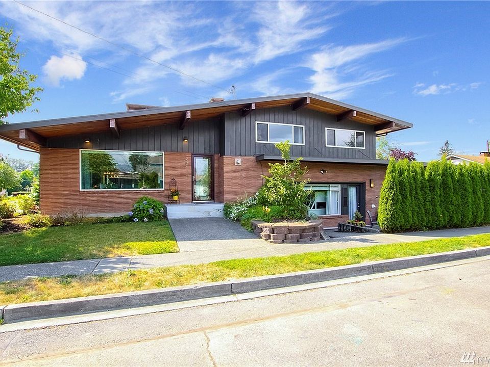 Move-In Ready, Mid Century Tri-Level Home