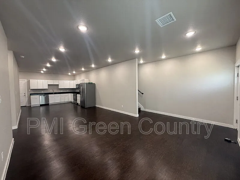 3 bed, 2.0 bath, 1942 sqft, $1,695 — Photo 4