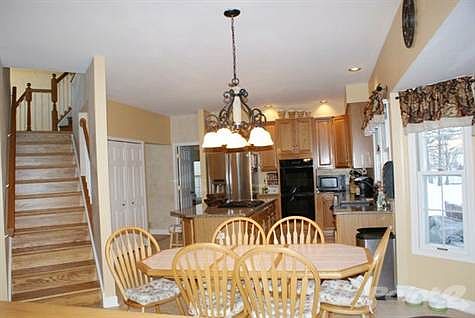 Eating Area & Kitchen