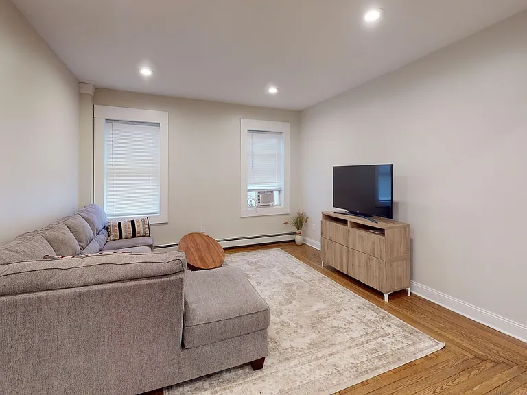 90 Bristol St — Photo 4