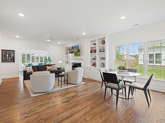 5th image of 10428 Meadow Woods Court Gln