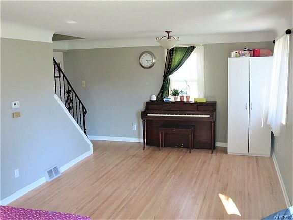 4th image of 84 Cantwell Dr