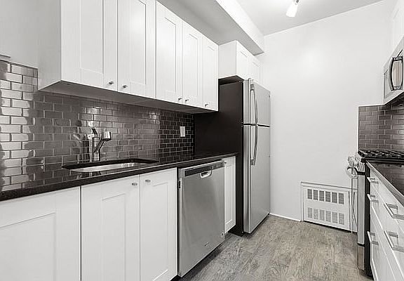 3rd image of 471 Vanderbilt Ave APT 1F
