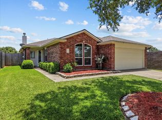 202 Pebble Walk Ln, Dickinson, TX 77539