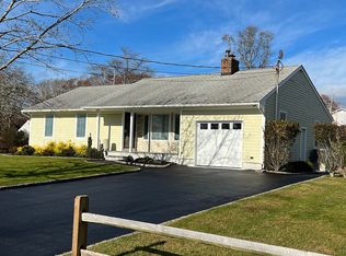 4 Widgeon Ln, East Quogue, NY 11942
