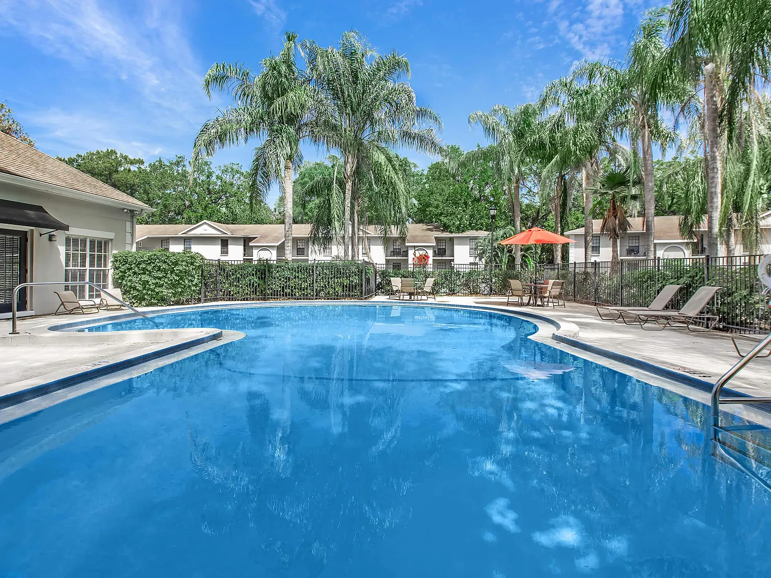 Grand Oaks — Photo 1