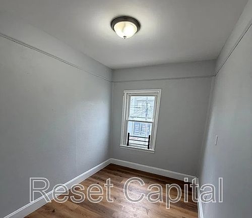 5th image of 462 Elm St