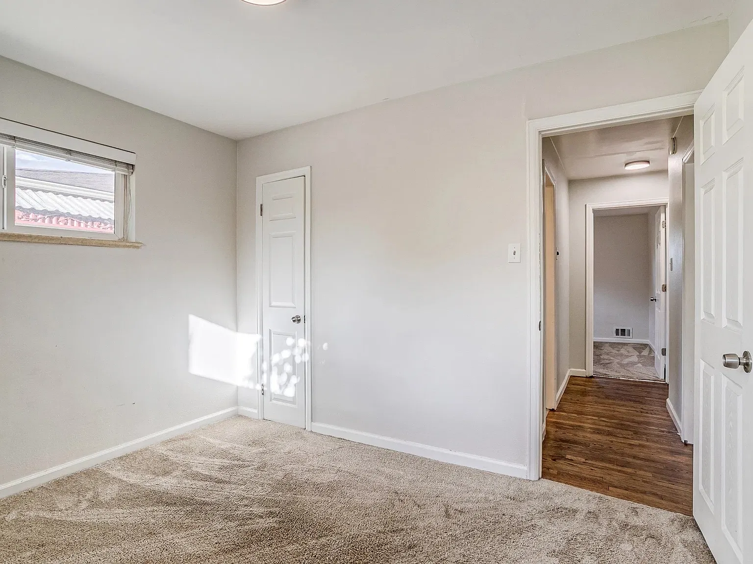 5 bed, 1.0 bath, 2400 sqft, $595 — Photo 2