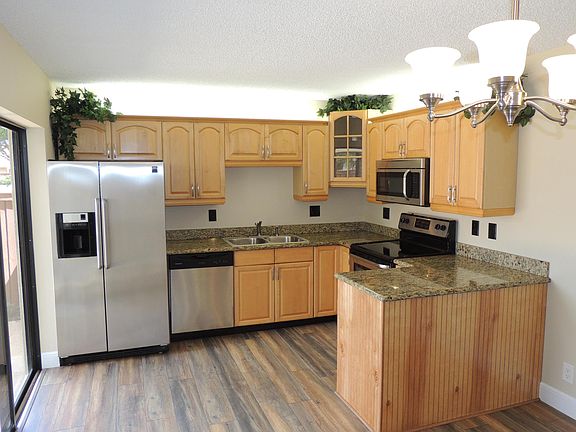 3rd image of 2944 SW 11th Place