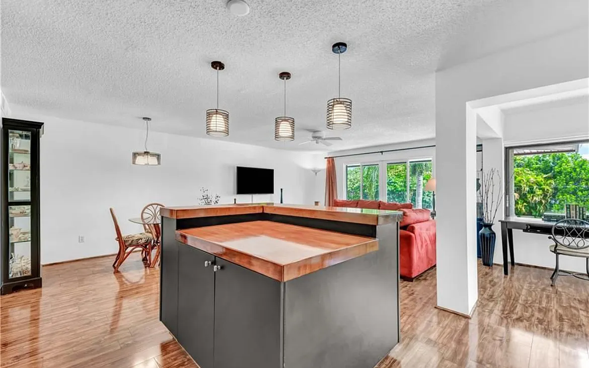 2 bed, 1040 sqft, $2,000 — Photo 3