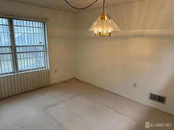 4th image of 358 Hadleigh Ln