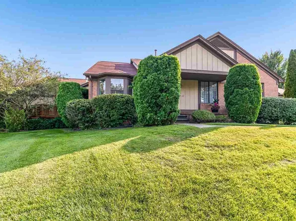 32 Meadow Wood Dr, Rochester, MI 48307