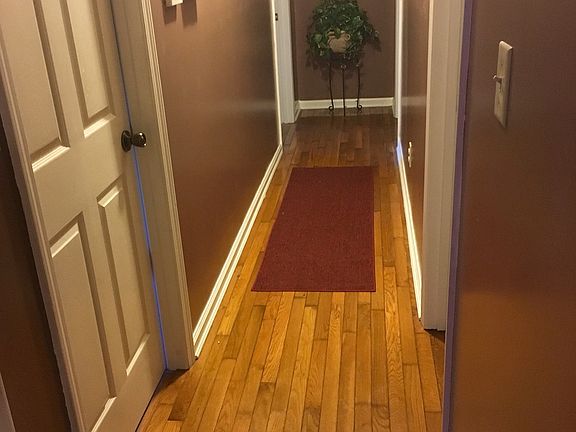 Hardwood floor living rm/hal