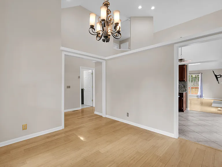 1104 Crestfield Dr — Photo 10