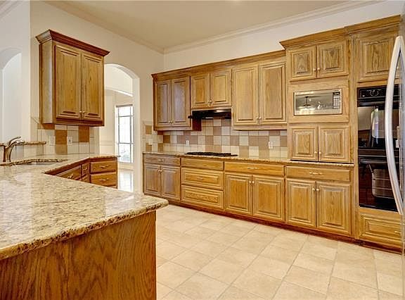 3rd image of 222 Versailles Ln