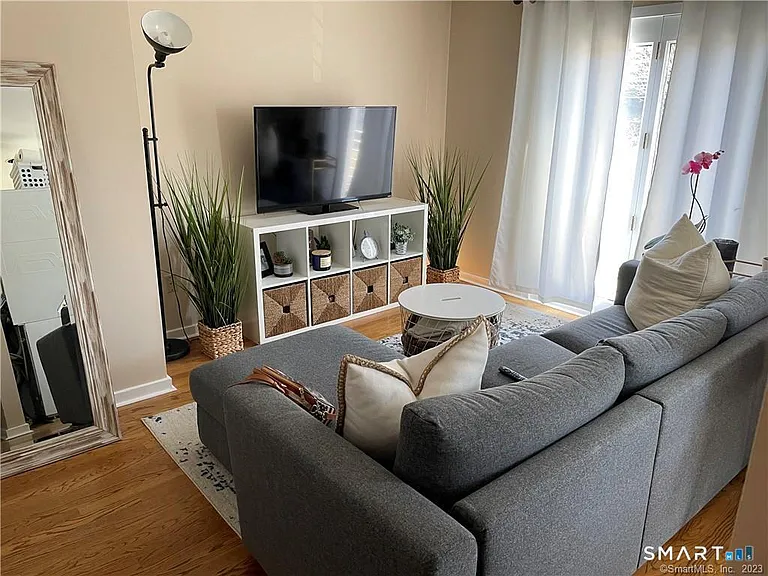 341 Main St #2 — Photo 4