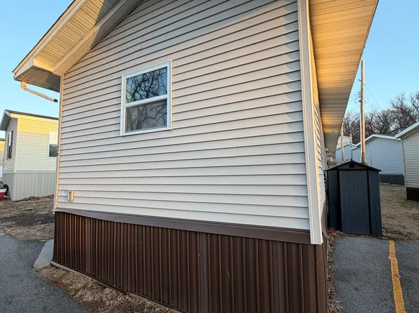 1301 Devils Glen Rd, Bettendorf, IA