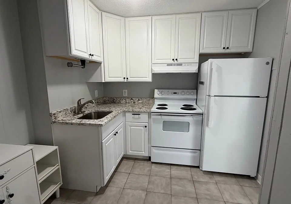 452 Main St #4