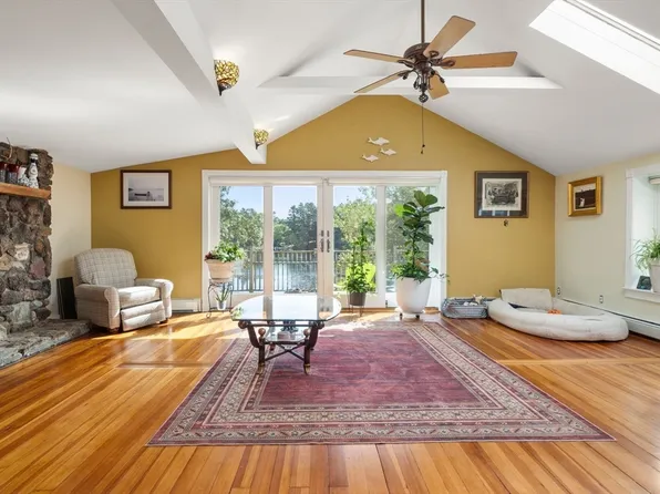 11 Brockton Ave, Carver, MA 02330