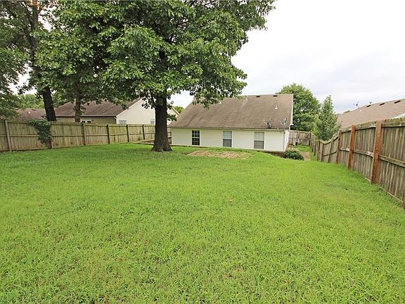 4th image of 903 SW Tunbridge Dr