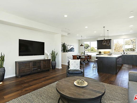 2nd image of 13157 Victory Blvd