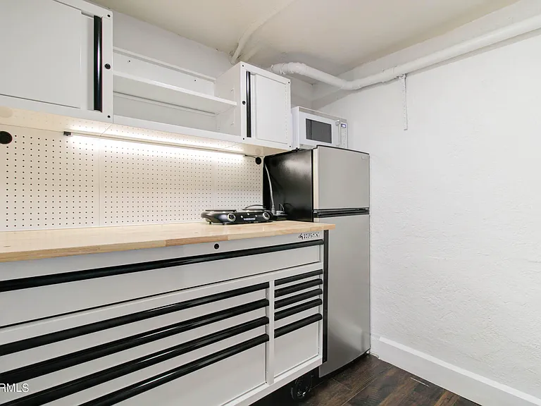 877 E Sycamore St #B — Photo 4