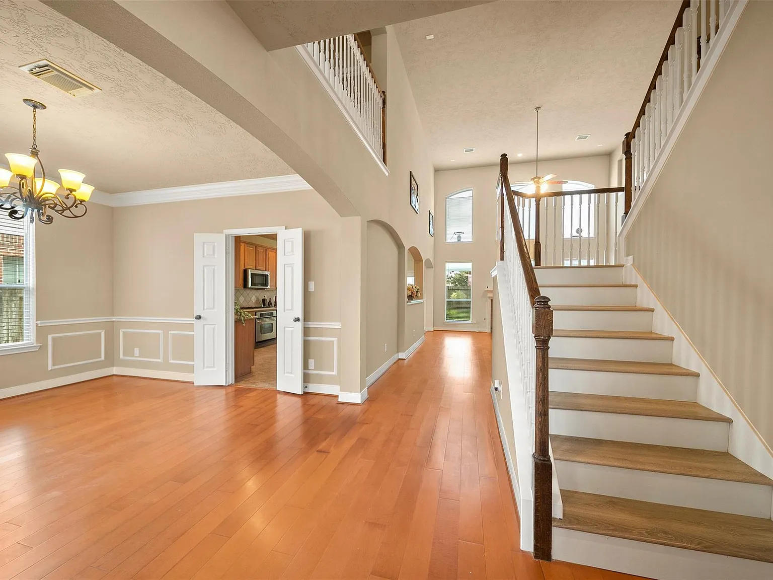 5 bed, 3.5 bath, 4298 sqft, $3,800 — Photo 3