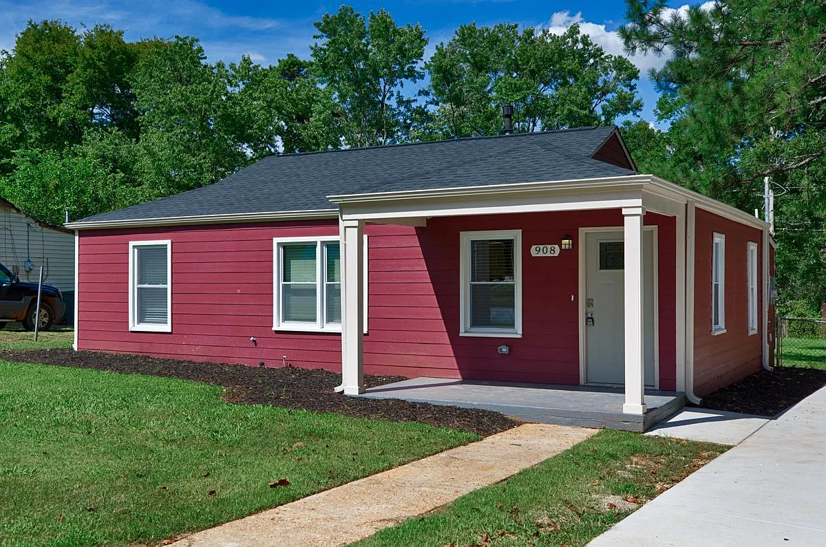 3 bed, 909 sqft, $1,375 — Photo 1