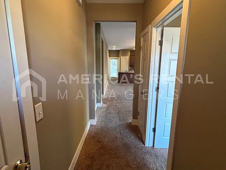 860 Kent Dr — Photo 2