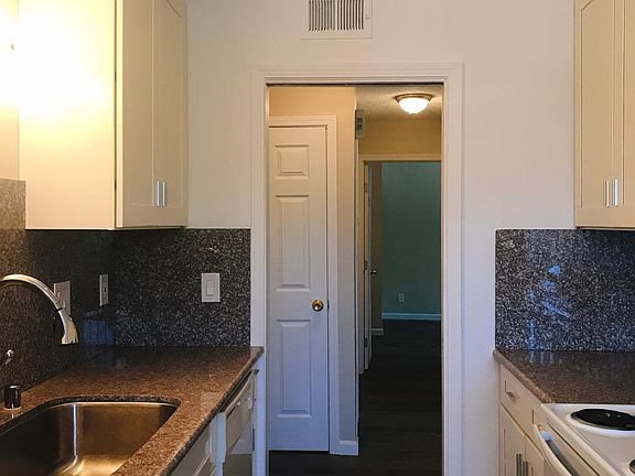 2nd image of 1105 Delna Manor Ln APT 4