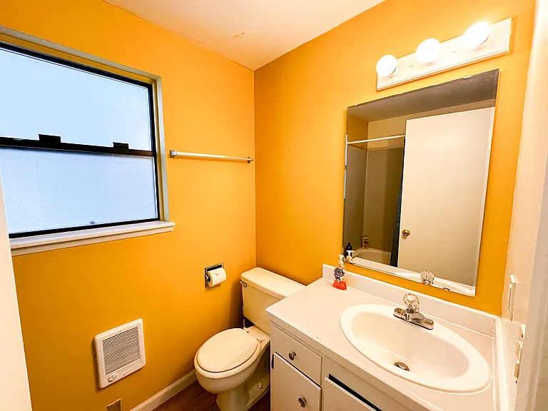 308 NE 45th St #1 — Photo 3