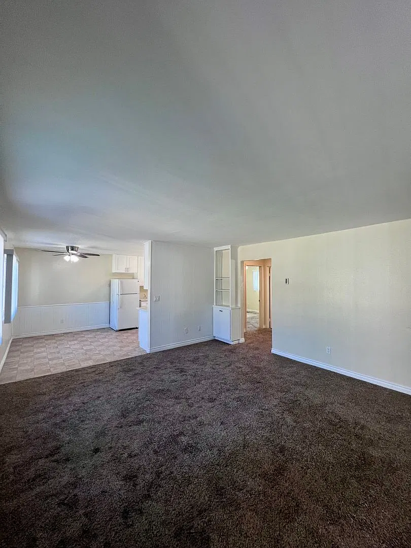 North Park - Large 2br/1ba Upper Unit W/Parking+Coin Laundry — Photo 3