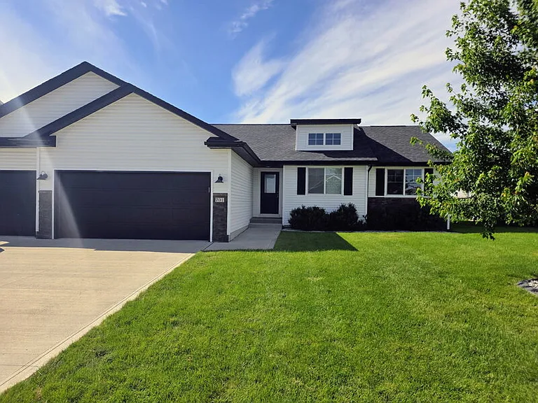 701 Bradford Dr — Photo 2