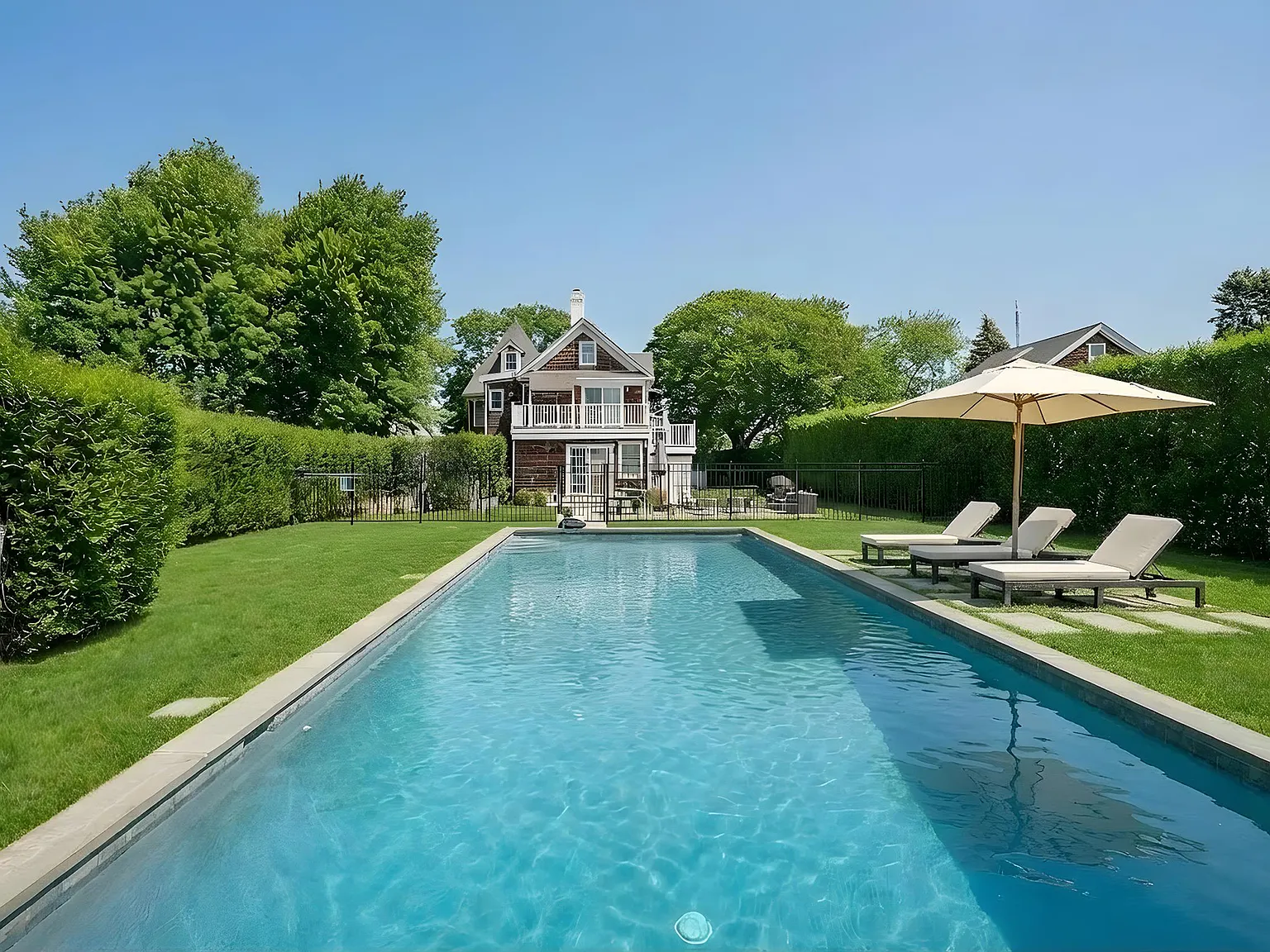 Summer Living in Southampton Village — Photo 3