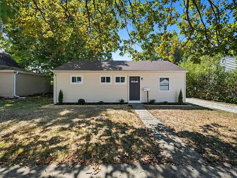 710 E Chestnut St — Photo 20