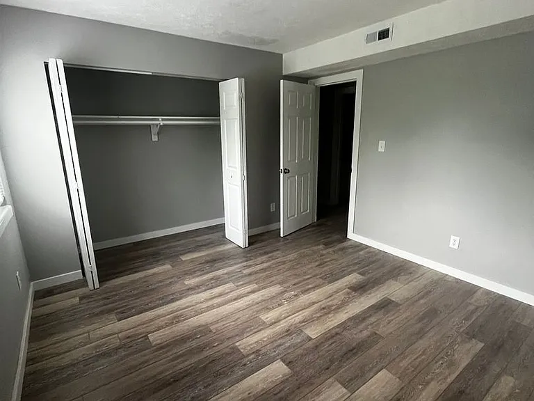 Parkway Apartments — Photo 26