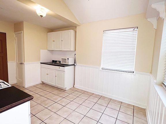 2nd image of 2027 Jefferson St #B