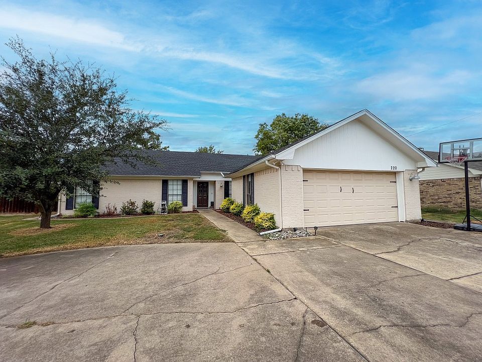 1st image of 220 W Oaks Cir