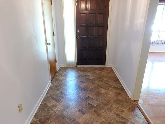 5th image of 7940 Meadowdale Ln